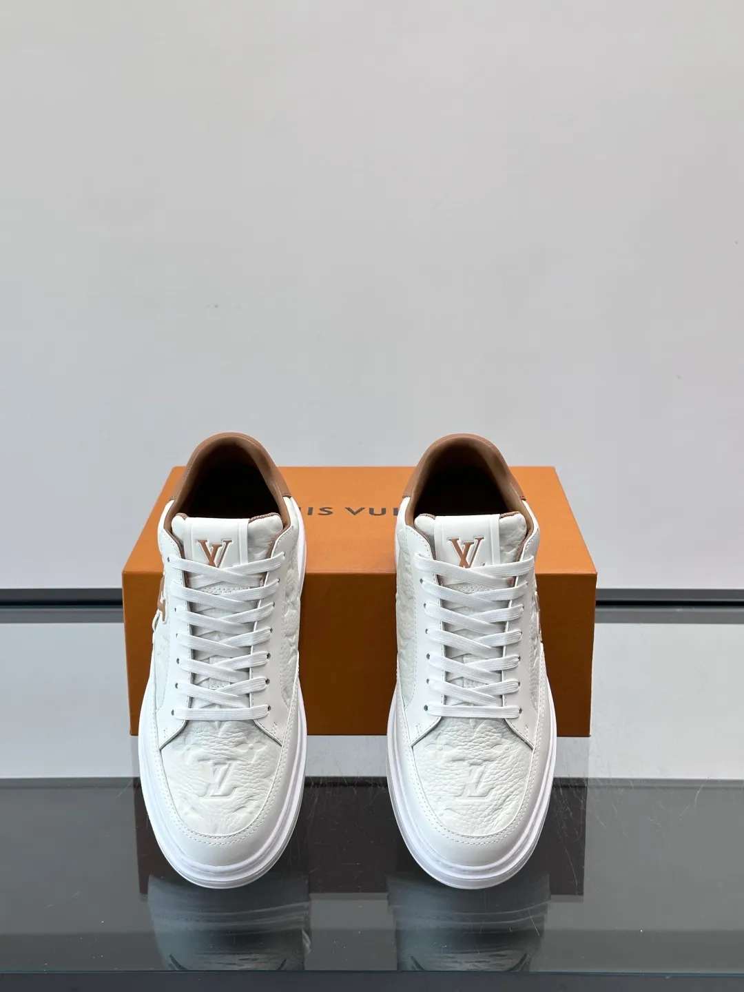 Men's shoes 💰p400 "＊OUIS ＊UITTO＊" Men's sports shoes, grained cow leather are low-key and recognizable. The rubber sole is thick and lightweight, the padded insole + technical lining make it super comfortable to wear! The main color with brown details is versatile and fashionable, and can be worn for daily leisure or business ~ LV embossing on the side of the shoe + brand logo on the sole, perfect details! size: 38-44 (45 customized)